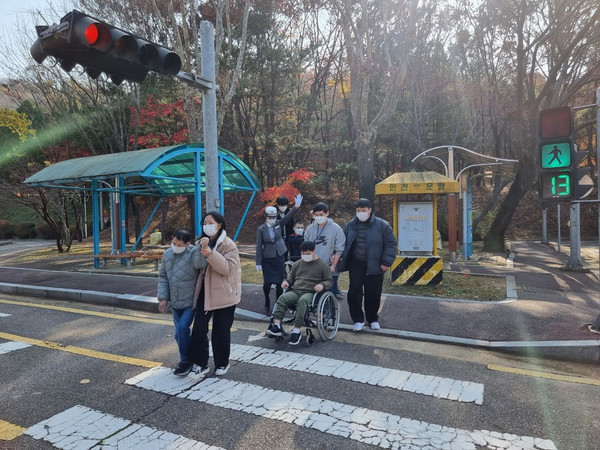 그림입니다.  원본 그림의 이름: 그림2.jpg  원본 그림의 크기: 가로 600pixel, 세로 450pixel  사진 찍은 날짜: 2022년 11월 22일 오후 10:26  프로그램 이름 : Adobe Photoshop 22.4 (Windows)  색 대표 : sRGB  EXIF 버전 : 0231